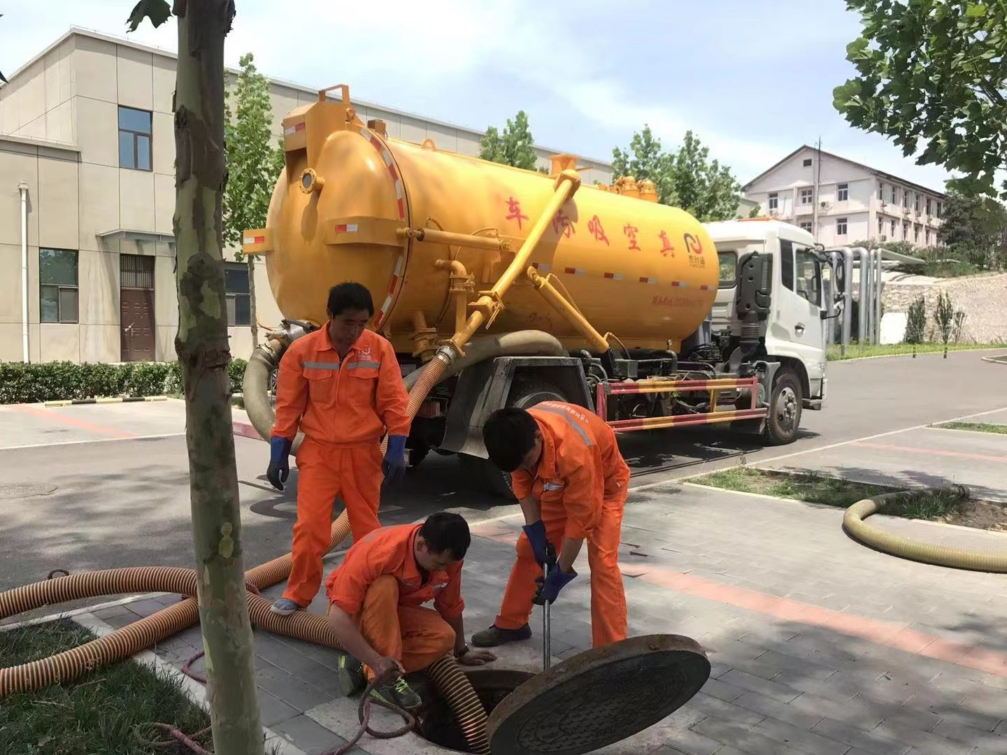 黄潭镇管道疏通车停在窨井附近