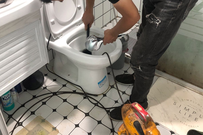 黄潭镇马桶堵塞自己疏通还是找师傅？专业上门服务让你省时更省心
